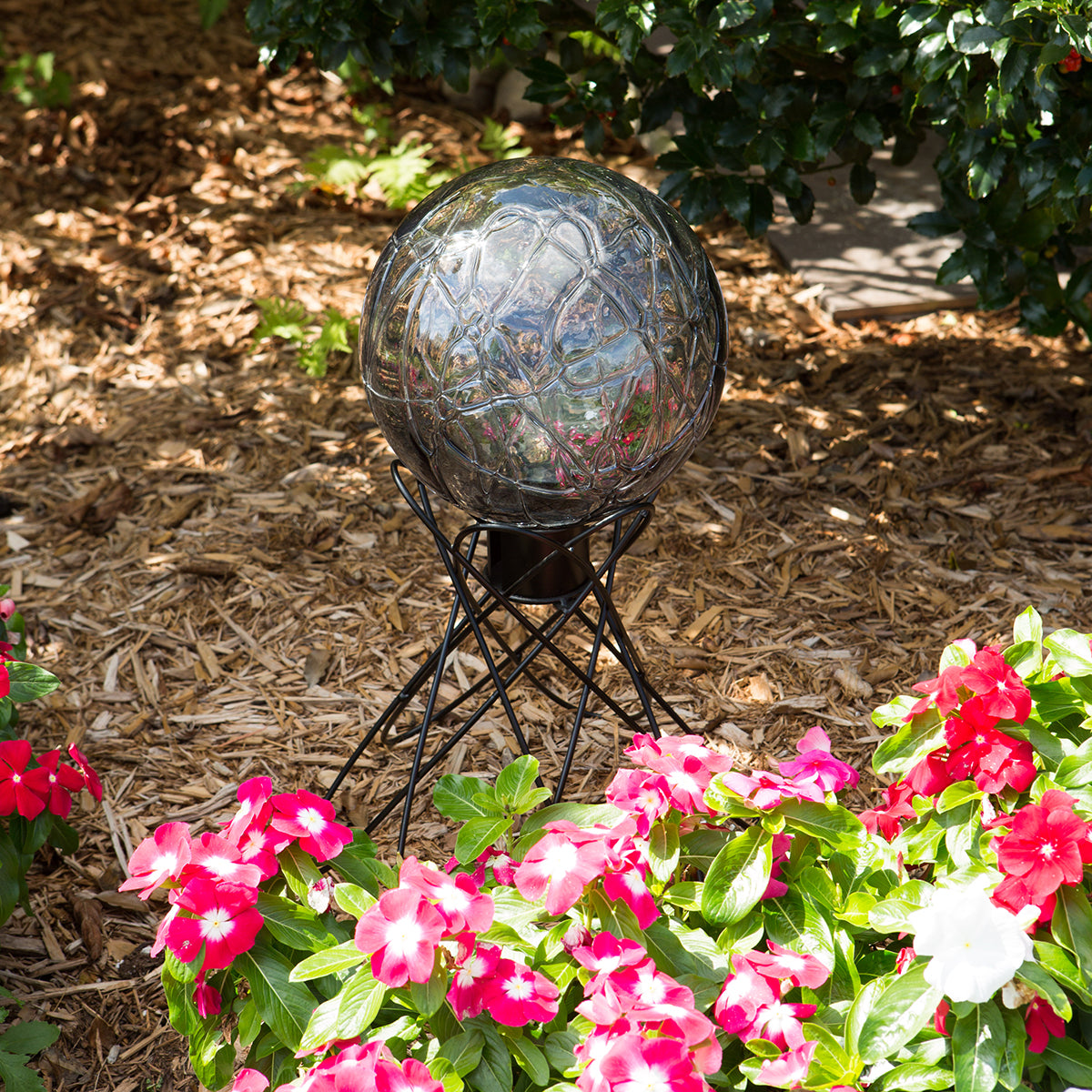 印象のデザイン NYW Garden Statue Solar Lighted Crackled Glass Gazing Ball w  Hummingbirds ＆ Flowers